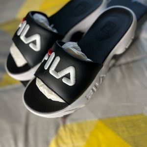 Women’s Fila slides 🔥🔥